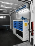 03_Werkbank mit Metall-Schraubstock, Metallschubladen, LED-Leuchten und transparenten Kippladen im Boxer