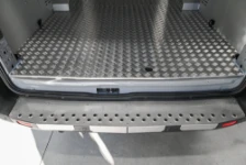 04 Detail der Schwelle am Heck des Ford Transit mit Verkleidung aus Stahl