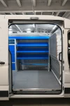 04a_Detailansicht der Kofferfixierung und der Regalwannen in dem von Syncro System eingerichteten Maxus Deliver (Beispiel 2)
