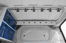 04_An der Decke des Fiorino montierte Laufschiene Syncroblock mit Gerätehaltern für den Transport von Langgut