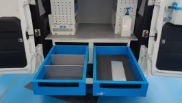 04_Aufgezogene Unterflurschublade mit Unterteilungen und rutschfesten Einlagen