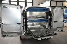 04_Ausgezogene große Bahre der Fahrzeugeinrichtung für ein Tierbestattungsunternehmen