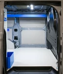 04_Blick durch die Schiebetür der ausgestatteten rechten Wand des Custom (1)