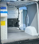 04_Blick durch die Schiebetür, Hilfsmittel zur Ladungssicherung an der Laderaumtrennwand des Courier eines Elektrikers (1)