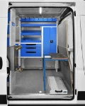 04_Blick durch die Seitentür des Ducato auf die Arbeitsfläche und den Lastauszug für Nutzfahrzeuge