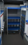04_Blick durch die Seitentür des Ducato auf herausnehmbare Euronorm-Kunststoffboxen