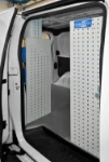 04_Blick durch die Seitentür des mit Möbeln des Systems Syncro eingerichteten Vivaro