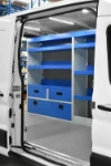 04_Blick durch die Seitentür in den Laderaum des Ford Transit