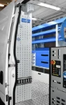 04_Blick durch die Seitentür in den mit dem System Syncro Ultra eingerichteten Daily