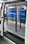 04_Blick durch die Seitentür in den Transporter mit Spannstangen und Laderaumverkleidungen von Syncro