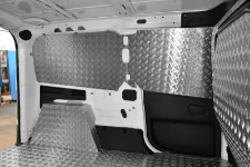 04_Blick durch die Seitentür: Verkleidungen aus Aluminium im Fiat Doblò
