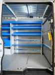 04_Blick durch die seitliche Schiebetür: Kofferfixierung mit Spanngurt im Iveco Daily