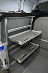 04_Blick von der Seitentür in den Custom mit aufgeklappten Klappregalen