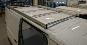 04_Dachträger mit schalldämmendem Ultrasilent-Profil auf dem Dach des Sprinter L2H1