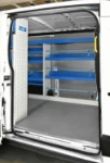 04_Der Boden des Transit, verkleidet mit einer Bodenplatte von Syncro aus Holz mit Marmor-Optik