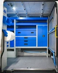 04_Detail der Syncro Fahrzeugeinrichtung in einem Crafter, Blick durch die Schiebetür