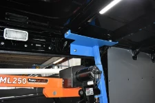 04_Detail der Verankerung des Trägers an der Karosserie des Fahrzeugs