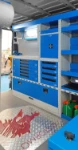 04_Einrichtung mit kleinem Schrank und Metallschubladen im Fiat Ducato für die Wartung von Militärflugzeugen