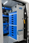 04_Hochschrank mit Metallschubladen an der Laderaumtrennwand des Daily