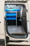 04_Kofferfixierung und nach Bedarf ausstattbare Regalwannen im Fiat Doblò