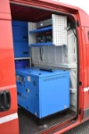 04_Laderaumtrennwand des Feuerwehrfahrzeugs mit Generator, Kompressor und Hängeschrank