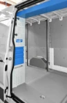 04_Laderaumtrennwand im Crafter mit Verkleidung und Ladungssicherungssystemen von Syncro