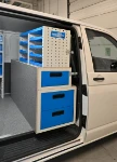 04_Laderaumtrennwand im Transporter mit langen Schubladen und Kofferfächern von Syncro
