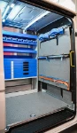 04_Ladungssicherungssysteme an der mit Holz verkleideten Laderaumtrennwand des Man Tge