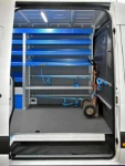 04_Ladungssicherungssysteme mit Spannstangen, Haken und Zurrgurten im Sprinter für Bodenleger