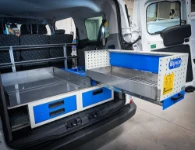 04_Lastenauszug mit Auffangwanne für den sicheren Transport von Flüssigkeiten im Kofferraum des Custom