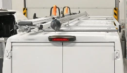 04_Leiterträger mit gebremster Abwärtsbewegung und Laderohr auf dem Dach des Ducato