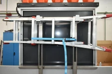 04_Leiterträger über Baustellenschild auf einem von Syncro eingerichteten Lkw