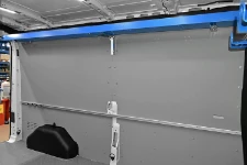 04_Linke Wand im Transit mit Ladungssicherungssystem von Syncro