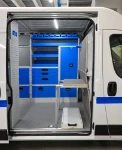 04_Maßgefertigter Tisch und Lastauszug für den Generator im Boxer von Syncro