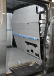 04_Metallschiene und Spanngurt an der Laderaumtrennwand des Vivaro