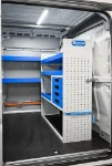 04_Möbel mit Regalwannen, Schubladen und Zubehör an der Laderaumtrennwand des Ducato