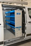 04_Nach Bedarf ausstattbare Regalwannen an der Laderaumtrennwand des Custom