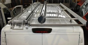 04_Opel Movano 2022 mit Leiterträger, zylindrischem Laderohr und Heckladerolle