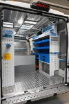 04_Rechte Wand im Toyota Proace Max mit asymmetrischer, personalisierter Einrichtung (1)