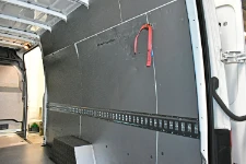 04_Rechte Wandverkleidung in dem von Syncro System eingerichteten Fahrzeug