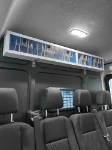 04_Syncro Hängeschrank mit durchsichtigen Behältern in der vorderen Kabine des Transit