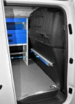 04_Syncro System Kofferfixierung mit Schiene und Spanngurt im Proace City