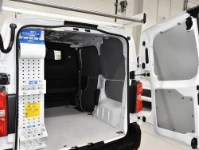 04_Von Syncro eingerichteter Laderaum, Blick durch die Seitentür