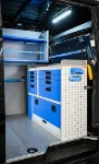 04_Werkbank an der Laderaumtrennwand des Daily