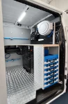 04_Werkbank, Koffer und Kombimaschine in dem von Syncro System ausgestatteten Daily