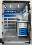 04_Werkbank mit Schraubstock an der Laderaumtrennwand des Sprinter