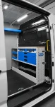 04_Werkstattbereich mit Werkbank an der Laderaumtrennwand des Man Tge