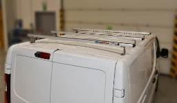 05_ Grundträger mit Gummiprofil Ultrasilent© auf dem Dach des Fiat Talento