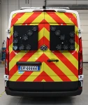 05a_Außenansicht des Deliver9 mit Folierung und verschiedenen Warnleuchten (Beispiel 2)