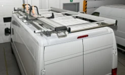 05a_Leiterträger mit Leiterlift auf dem Dach des Ducato